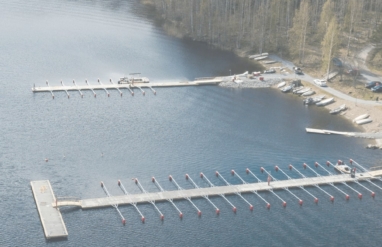 Widok na port Pajulahdi z 20-metrowym pływającym pomostem Top Marine, do którego cumują liczne łodzie.