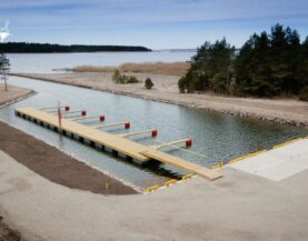 Pomost do cumowania z bomami cumowniczymi przy brzegu