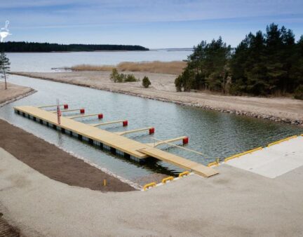 Pomost do cumowania z bomami cumowniczymi przy brzegu