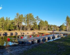 Pomost cumowniczy z bomami cumowniczymi przy brzegu