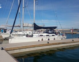 Ciężki pomost betonowy na pływakach w porcie nad wodą