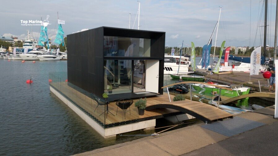 Dom pływający na wodzie