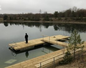 Pomost na pływakach betonowych z drabinami kąpieliskowymi nad wodą