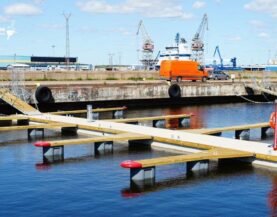 Ciężki ponton cumowniczy z odnogami cumowniczymi przy kei.