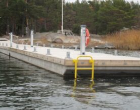 Pomost cumowniczy przy kei z wyposażeniem ratowniczym — pomost do cumowania.