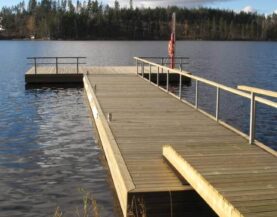 Pomost na pływakach betonowych z relingiem przy brzegu