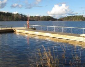 Pomost na pływakach betonowych nad jeziorem Finlandia Rantalinna