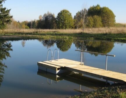 Pomost pływający z drabinką do pomostu przy brzegu