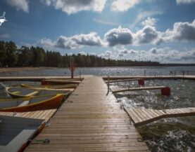 Pomost do cumowania z bomami cumowniczymi przy jeziorze