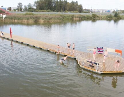 Pomost rekreacyjny nad jeziorem z drewnianą platformą przy brzegu