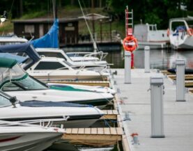 Ciężki pomost cumowniczy przy kei z postumentem zasilającym — solidna konstrukcja.