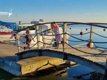 Pomost cumowniczy przy kei z trapem — wygodne dojście na pomost.