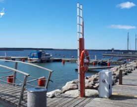 Pomost cumowniczy przy kei z kołem ratunkowym (zestaw ratunkowy) — gotowy do cumowania.