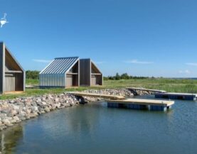 Pomost pływający przy brzegu nad wodą