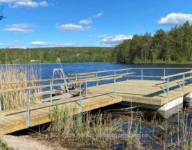 Pomost na betonowych pływakach z relingiem przy nabrzeżu