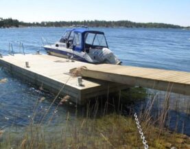 Pomost na betonowych pływakach z pylonami cumowniczymi przy brzegu