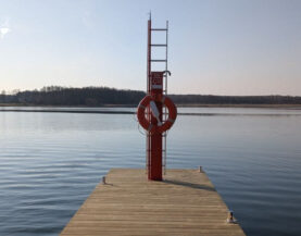 Podstawa SOS / zestaw ratunkowy przy kei — element bezpieczeństwa na pomoście cumowniczym.