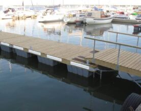 Pomost pływający w porcie nad wodą