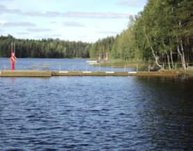 Pomost na betonowych pływakach z relingiem przy nabrzeżu
