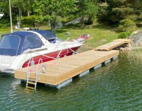 Pomost do cumowania przy brzegu nad jeziorem