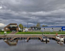 Pomost cumowniczy z odnogami cumowniczymi przy brzegu