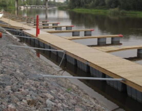 Pomost cumowniczy przy brzegu z pomostem do cumowania