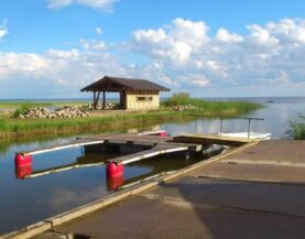 Pomost do cumowania przy brzegu z bomami cumowniczymi