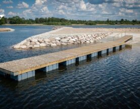 Pomost pływający na pływakach PE przy linii brzegowej
