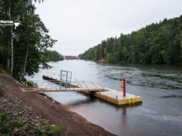 Ciężki pontonowy pomost cumowniczy przy kei z trapem dojściowym.