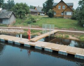 Pomost do cumowania z odbojnicami i kołem ratunkowym przy brzegu