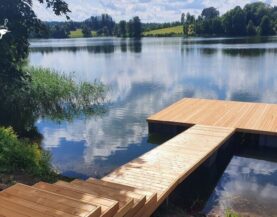 Pomost pływający na wodzie przy brzegu