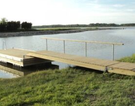 Pomost pływający z relingiem nad wodą