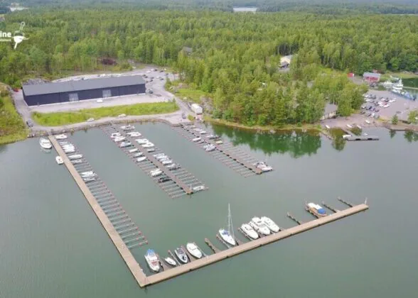 Ciężki pomost na betonowych pływakach z bomami cumowniczymi przy porcie