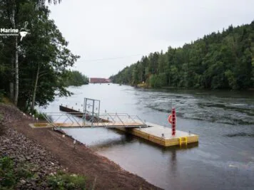 Ciężki pontonowy pomost cumowniczy przy kei z trapem dojściowym.